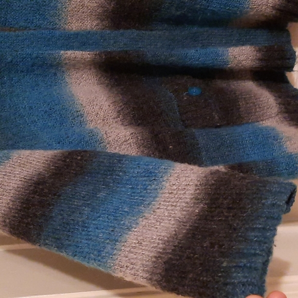 Blues, Teal, Black 2x Sweater pockets on front and snap buttons - Picture 4 of 8